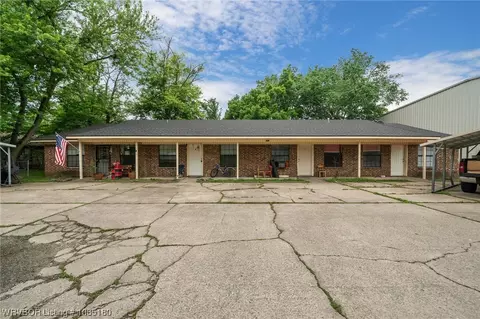 203 S Boone St, Lavaca, AR 72941