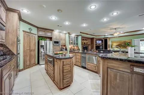 Kitchen - 5300 E Valley Rd, Fort Smith, AR 72903 photo 4 of 6