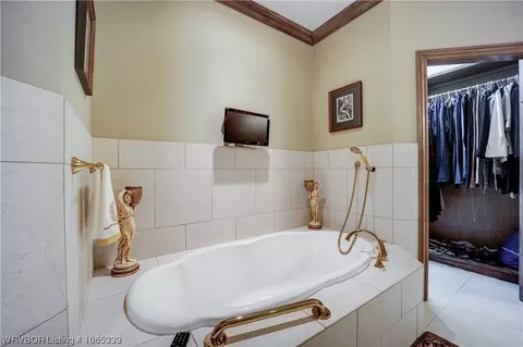 Bath - 5300 E Valley Rd, Fort Smith, AR 72903 photo 2 of 7