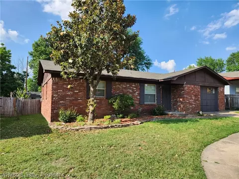 1615 S Savannah Dr, Fort Smith, AR 72901 photo 2