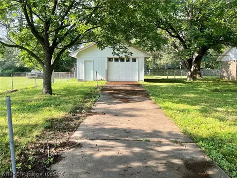 211 Cherry St, Panama, OK 74951 photo 3