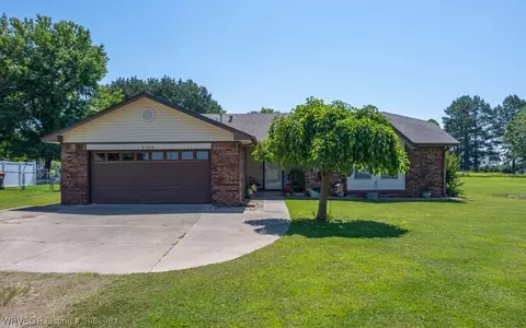 2208 N Davis St, Lavaca, AR 72941