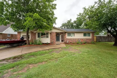 8311 Hermitage Dr, Fort Smith, AR 72908