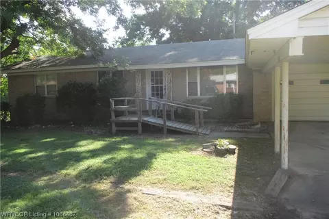 909 N 3rd, Paris, AR 72855 photo 4