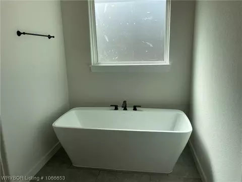 Bath - 404 Stoneledge Dr, Lavaca, AR 72941 photo 3 of 3