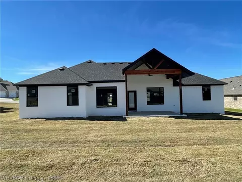 Exterior - 404 Stoneledge Dr, Lavaca, AR 72941 photo 3 of 5