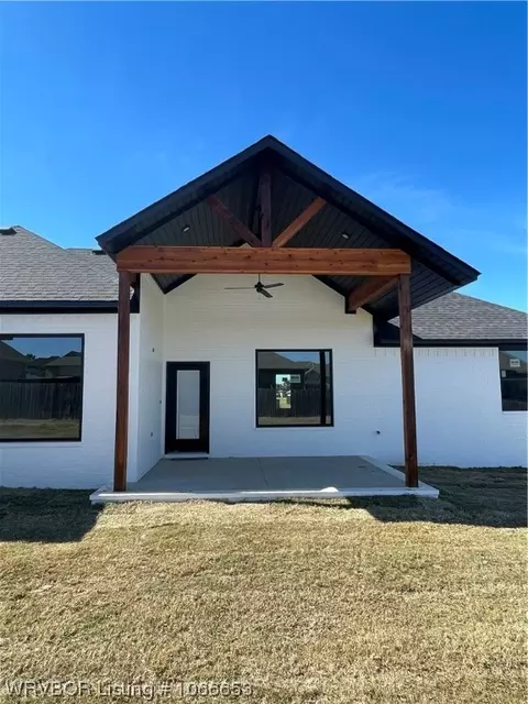 Exterior - 404 Stoneledge Dr, Lavaca, AR 72941 photo 4 of 5