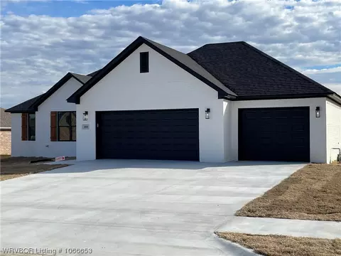 Exterior - 404 Stoneledge Dr, Lavaca, AR 72941 photo 2 of 5