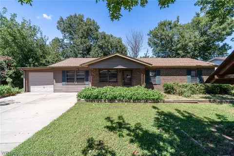 906 M St, Barling, AR 72923