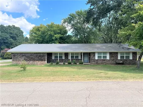 710 N 15th St, Ozark, AR 72949