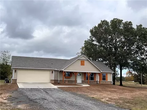 100 Blackstone Cir, Wister, OK 74966