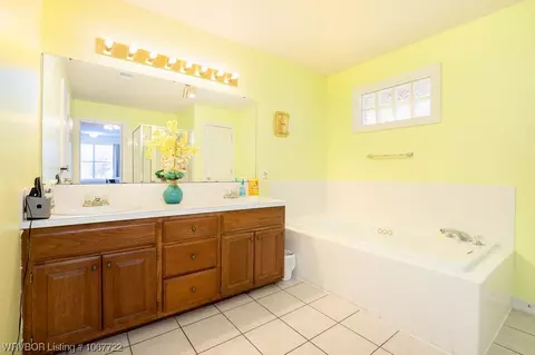 Bath - 4009 Colton Dr, Fort Smith, AR 72903 photo 2 of 3
