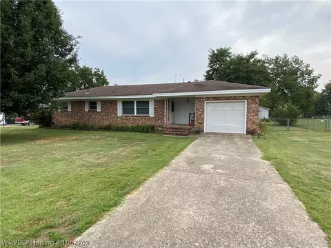 712 18th St, Ozark, AR 72949