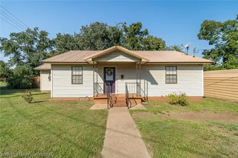 402 Spruce St, Paris, AR 72855