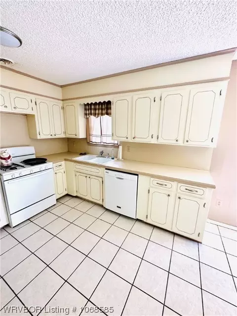 Kitchen - 104 E Pryor Ave, Pocola, OK 74902 photo 3 of 4