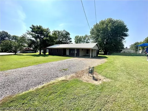 104 E Pryor Ave, Pocola, OK 74902