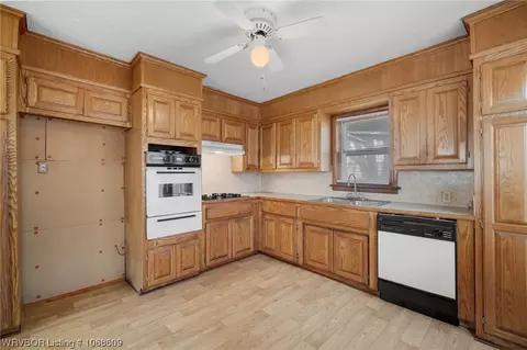 Kitchen - 3401 N 48th St, Fort Smith, AR 72904 photo 2 of 3