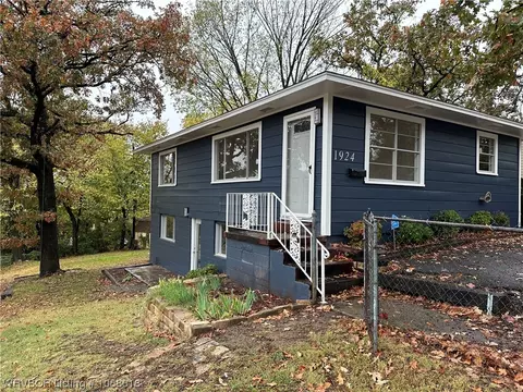 1924 S W St, Fort Smith, AR 72901 photo 2