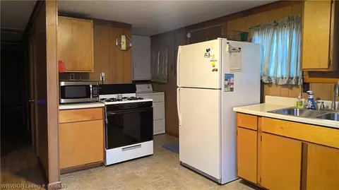 Kitchen - 1806 N 5th, Paris, AR 72855 photo 2 of 3