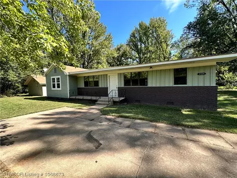 2428 Lost Beach Xing, Van Buren, AR 72956