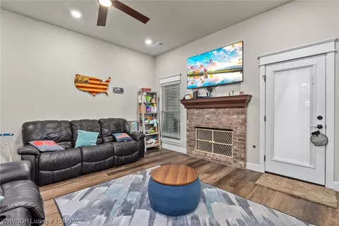 Living - 528 Cromer Ln, Alma, AR 72921 photo 1 of 3