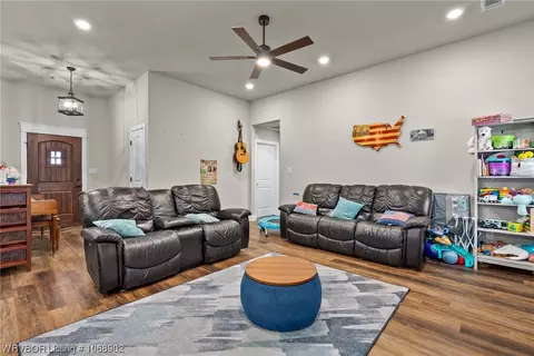 Living - 528 Cromer Ln, Alma, AR 72921 photo 2 of 3