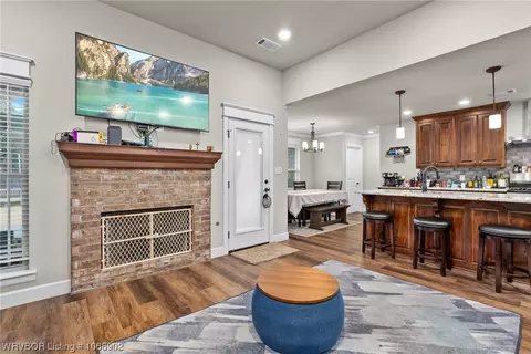 Living - 528 Cromer Ln, Alma, AR 72921 photo 3 of 3