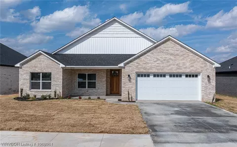 2012 Yellowstone Dr, Barling, AR 72923