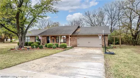 706 Delaware St, Sallisaw, OK 74955