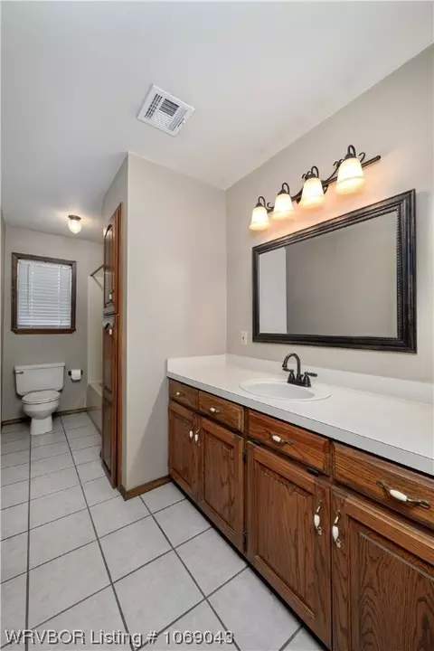 Bath - 706 Delaware St, Sallisaw, OK 74955 photo 2 of 2