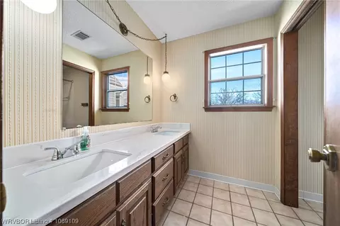 Bath - 3908 S 27th Cir, Fort Smith, AR 72901 photo 2 of 5