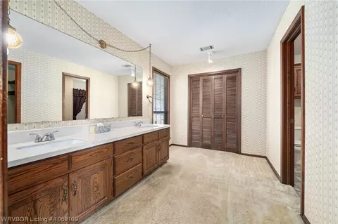 Bath - 3908 S 27th Cir, Fort Smith, AR 72901 photo 4 of 5