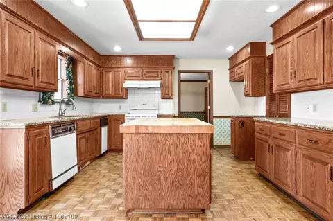 Kitchen - 3908 S 27th Cir, Fort Smith, AR 72901 photo 3 of 7