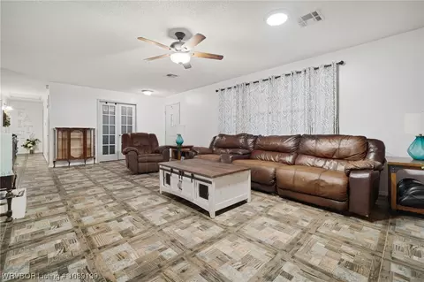 Living - 508 Timber Ridge Rd, Howe, OK 74940 photo 4 of 5