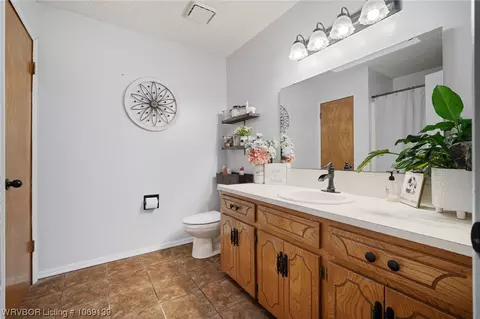 Bath - 508 Timber Ridge Rd, Howe, OK 74940 photo 3 of 4