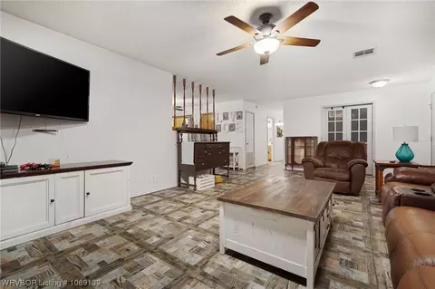 Living - 508 Timber Ridge Rd, Howe, OK 74940 photo 5 of 5