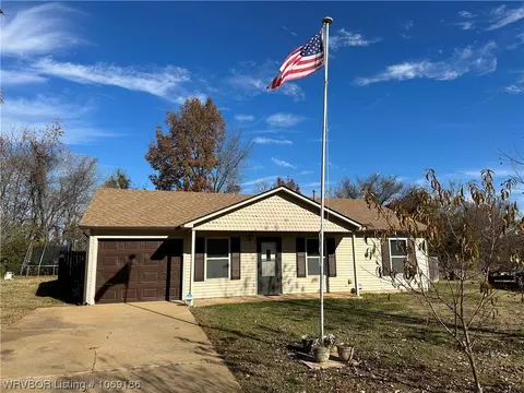 706 P Cir, Barling, AR 72923