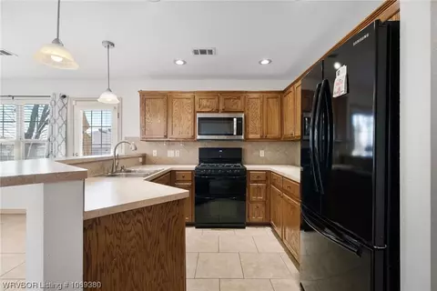 Kitchen - 317 Skagway Ln, Barling, AR 72923 photo 3 of 7