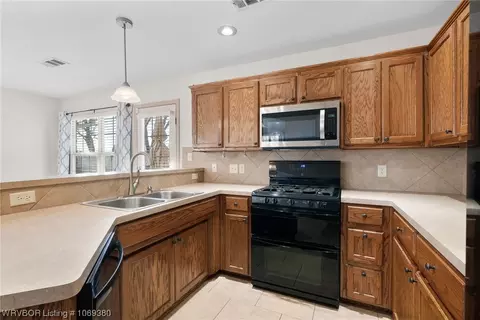 Kitchen - 317 Skagway Ln, Barling, AR 72923 photo 4 of 7