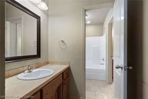 Bath - 317 Skagway Ln, Barling, AR 72923 photo 6 of 10