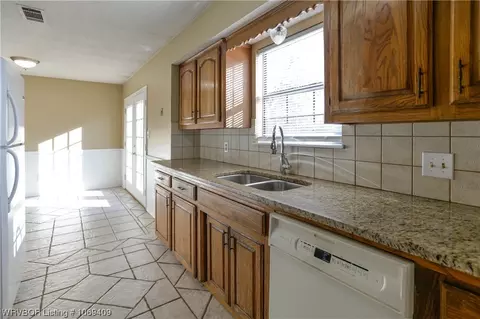2401 Pine Ln, Barling, AR 72923 photo 9