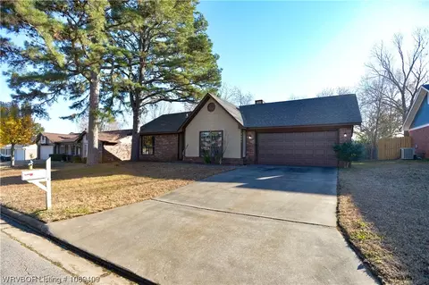 2401 Pine Ln, Barling, AR 72923