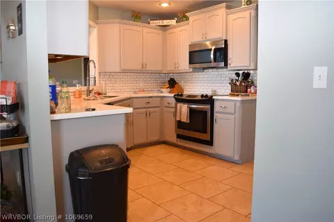 Kitchen - 607 Windbrook Ct, Fort Smith, AR 72908 photo 2 of 4