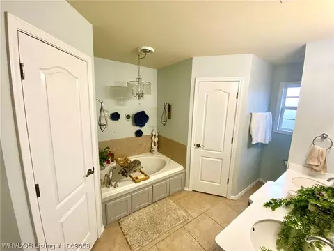 Bath - 607 Windbrook Ct, Fort Smith, AR 72908 photo 3 of 5