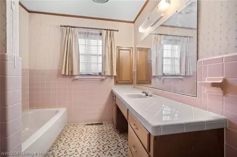 Bath - 7701 Southridge Dr, Fort Smith, AR 72908 photo 3 of 5