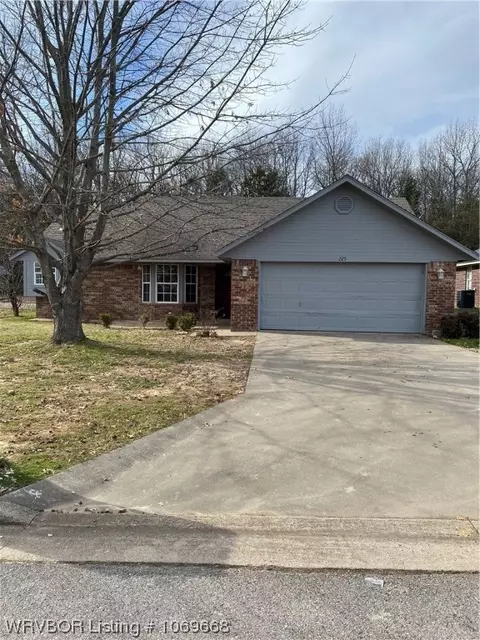 225 N 43rd St, Van Buren, AR 72956