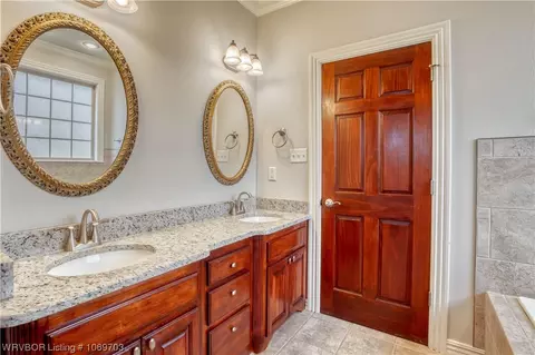 Bath - 11212 Northfield Ct, Fort Smith, AR 72916 photo 3 of 7