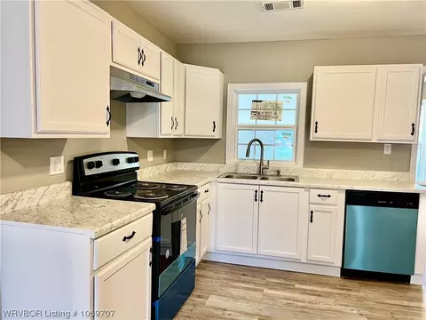 Kitchen - 3625 Presley Ave, Fort Smith, AR 72903 photo 4 of 6