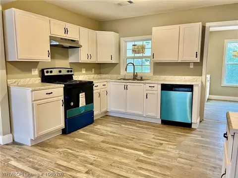 Kitchen - 3625 Presley Ave, Fort Smith, AR 72903 photo 3 of 6