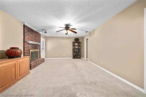 Living - 3605 S 95th Cir, Fort Smith, AR 72903 photo 2 of 3